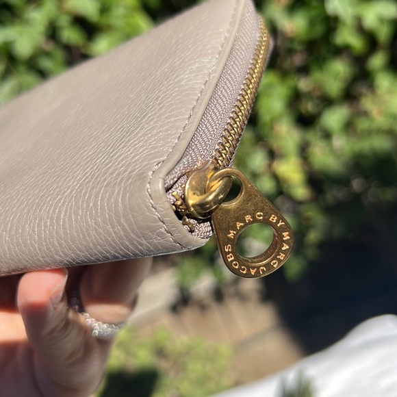 MARC by MARC JACOBS Classic Wallet. Color :MUSHROOM - Picture 12 of 17